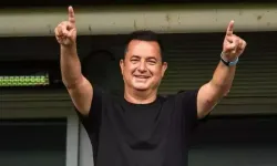 Acun Ilıcalı’dan Yatta Ayak Tenisi Sürprizi: Spor Tutkusunu Denize Taşıdı