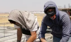 Termometreler 49 Dereceyi Göstermesine Rağmen Mesai Devam Ediyor