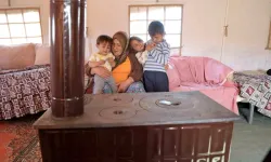 Yazın Soba Yakan Aile, Soğuk Akşamları Sıcak Soba Başında Geçiriyor