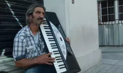 Yeşilçam Figüranının Sessiz Direnişi: 38 Yıllık Emek, Beyoğlu Sokaklarında Org Sesine Dönüştü