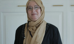 Feminist Yazar Berrin Sönmez Başörtüsünü Çıkardı