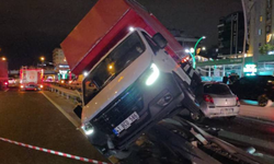 Kocaeli'de Feci Kaza: Otomobille Çarpışan Kamyonet Bariyerlere Çıktı, 3 Yaralı