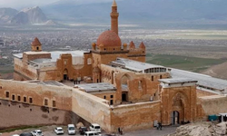 Anadolu'nun Çatısı'nda Bir Mimari Şaheser: İshak Paşa Sarayı'nın Gizemli Tarihi ve Eşsiz Mimarisi