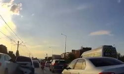 BURSA! Trafikte Akıl Almaz Kaza: İzmir Yolu Savaş Alanına Döndü, Motosikletli Ölümden Döndü