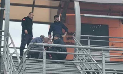 BURSA! Üst Geçitte İntihar Girişimi: Yürekler Ağza Geldi, Trafik Durdu