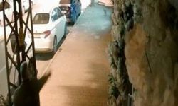 BURSA'DA İLGİNÇ OLAY! Kuaförün Camlarına Yumurtalı Saldırı: O Anlar Kamerada