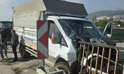 BURSA'DA KORKUNÇ KAZA: OTOMOBİL BARİYERE OK GİBİ SAPLANDI! 2 KİŞİ AĞIR YARALI