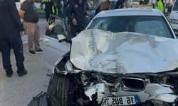 BURSA'DA YASA DIŞI YARIŞ DEHŞETİ! 13 YARALI VAR: ÖNCE OTOBÜSE, SONRA KALDIRIMA ÇARPTILAR