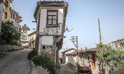 BURSA'NIN TARİHİ SİMGESİ YOK OLDU! 'Tabut Ev' Kendiliğinden Yıkıldı