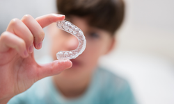 ORTODONTİ UZM. DOÇ. DR. BÜLENT ÇATALBAŞ:   “DÜZGÜN DİŞ İÇİN ŞEFFAF PLAK”