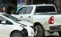 BURSA ALTIPARMAK CADDESİ'NDE FECİ KAZA: YASAK DÖNÜŞ PAHALIYA PATLADI