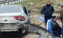 Bursa-Ankara Karayolu Mezit Boğazı'nda Korkutan Kaza: Otomobil Refüje Girdi, 2 Yaralı!