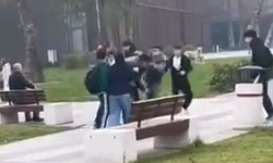 BURSA İNEGÖL'DE KAVGA ŞOKU! Kent Meydanı'nda Tekmeler ve Yumruklar Havada Uçuştu