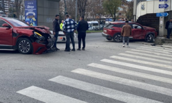 Bursa'da Feci Zincirleme Kaza: 5 Kişi Yaralandı! Osmangazi'de Çarpışmanın Şiddetiyle Ortalık Savaş Alanına Döndü