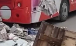 BURSA'DA KORKU DOLU ANLAR! Çift Katlı Otobüs Dehşeti: Manav Dükkanına Daldı! Yaralı Var mı?