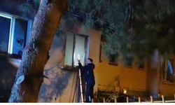 Bursa'da Korkutan Yangın! İtfaiye Ekipleri Camı Kırıp İçeri Girdi: 1 Kişi Kurtarıldı