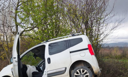 Bursa'da Yoldan Çıkan Otomobil Ağaca Çarptı! 2’si Çocuk 4 Kişi Yaralandı