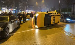 Düzce'de ticari taksi park halindeki araca çarpıp devrildi!