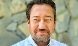 Serdar Akinan Neden Yurtdışında? Ünlü Gazeteci Türkiye’den Neden Gitti?