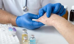 50 YAŞ ÜSTÜ İÇİN KRİTİK UYARI: VÜCUDUNUZDAKİ VİRÜS HER AN UYANABİLİR!