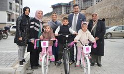 Bursa'da Üç Çocuğa Bisiklet Hediye Edildi