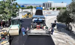 Manisa Yunusemre Emlakdere'de 2 kilometrelik yola sıcak asfalt
