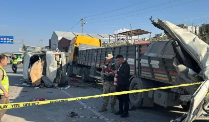 Hatay'da işçi servisi tıra çarptı: 6 ölü, 8 yaralı