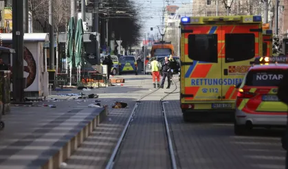 Almanya'nın Mannheim kentinde araç kalabalığın arasına daldı: En az 2 kişi öldü