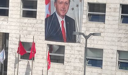 CHP Nilüfer Belediyesi binasına Cumhurbaşkanı Recep Tayyip Erdoğan'ın resmi asıldı