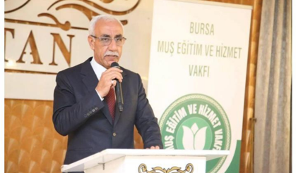 Bursa Muş Eğitim ve Hizmet Vakfı başkanı Murat Çermi ve yönetim kurulundan Çimen Gülen’e özel burs desteği