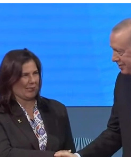 Özlem Çerçioğluna AK Parti Rozeti Takıldı