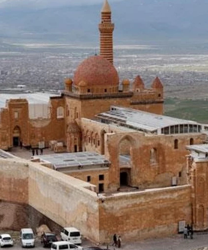 Anadolu'nun Çatısı'nda Bir Mimari Şaheser: İshak Paşa Sarayı'nın Gizemli Tarihi ve Eşsiz Mimarisi