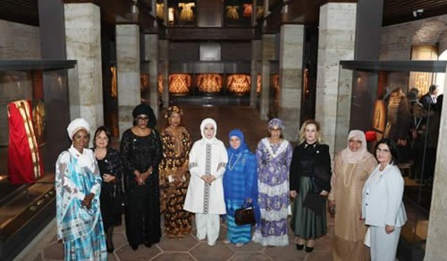 Emine Erdoğan, devlet başkanlarının eşleriyle Topkapı Sarayı’nı gezdi