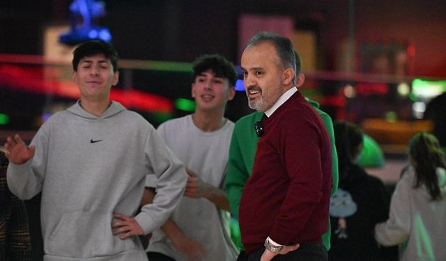 Bursa'da Liseliler bowlingle stres atıyor