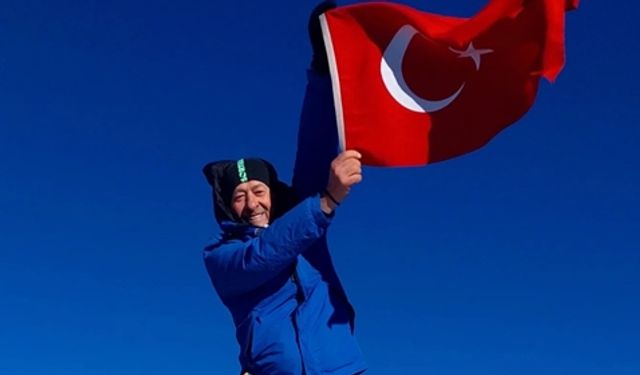 Etna Yanardağı’nda Türk Bayrağını Göndere Çekti!