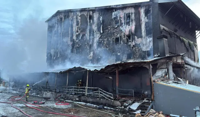 Uludağ'daki lüks otel yanıyor: Mahsur kalanlar var,3 kişi hayatını kaybetti