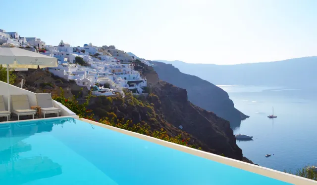 Turist ve müteahhit cenneti: Santorini'nin kaçak yapı krizi