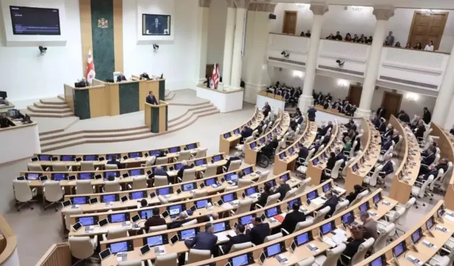 'LGBT yürüyüşlerinin' ve 'renkli öğelerin' yasaklanmasını öngören yasa tasarısı MecliseSunuldu