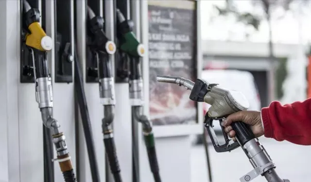 Benzin ve motorine büyük indirim geliyor: Tabelaların değişeceği tarih verildi