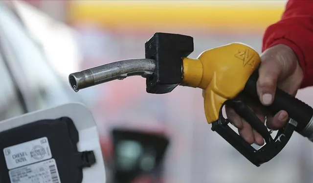 Araç sahipleri dikkat, akaryakıt tabelaları değişti: Petrol fiyatları çakıldı, büyük indirimler peş peşe geliyor