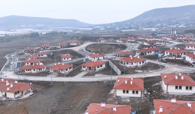 Deprem bölgesinde köy evleri teslim ediliyor