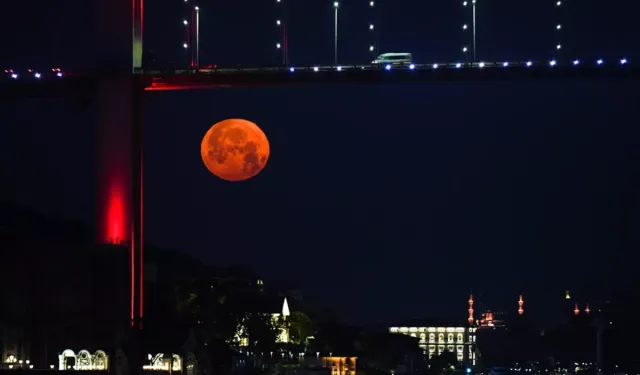 İstanbul'da 18 Yıl Aradan Sonra "Çilek Dolunayı" Gökyüzünü Aydınlattı