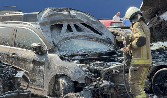 Bursa'da AVM Otoparkında Yangın: 6 Araç Kül Oldu