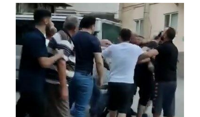 Bursa'da Dehşete Düşüren Kavga: Kalabalığın Ortasında Tekme Tokat Darp Ettiler!