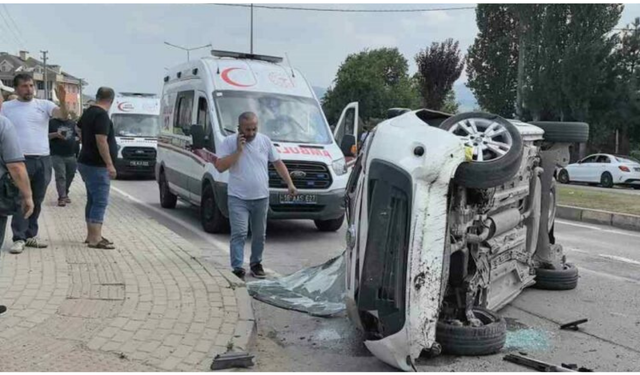 Bursa'da Korkunç Kaza: Hafif Ticari Araç Takla Atarak Karşı Şeride Geçti!