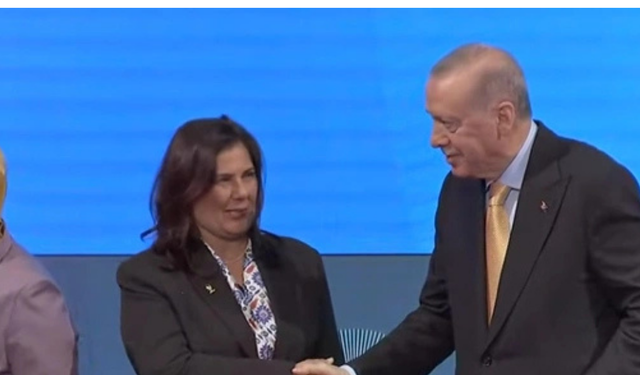Özlem Çerçioğluna AK Parti Rozeti Takıldı