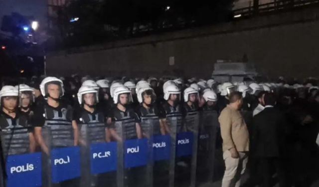CHP İstanbul İl Binası Önünde "Yasaklı Toplanma" Gerginliği