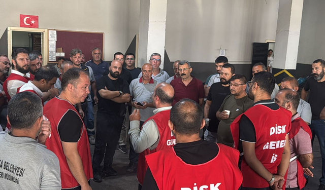 Karşıyaka Belediyesi İşçilerinden Maaş Protestosu: "Mücadeleden Başka Çare Kalmadı"