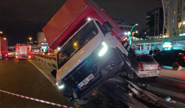 Kocaeli'de Feci Kaza: Otomobille Çarpışan Kamyonet Bariyerlere Çıktı, 3 Yaralı
