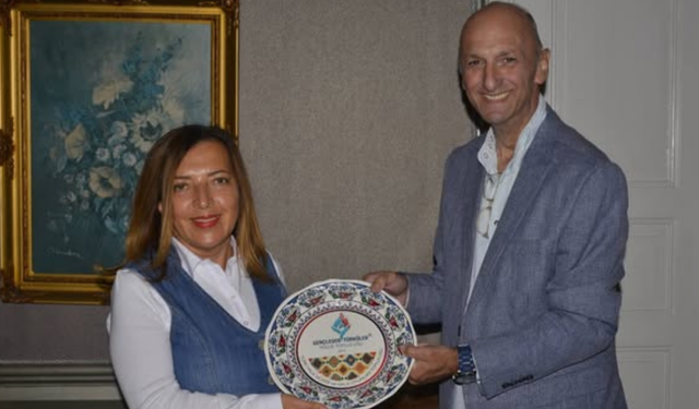 Bursa'da Aşık Veysel Rüzgarı Esti: "Gençleşen Türküler" Sezon Açılışı Yapıldı!
